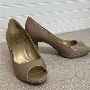 Bandolino Tan Heels Sleek Peep-Toe Design